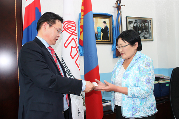 МҮОНТВ-ийн захирал Ч.Даваабаяр сэтгүүлч Б.Эрдэнэцогтын эмчилгээнд  хандив өргөлөө